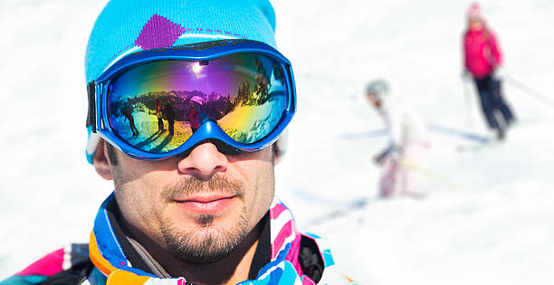 молодой человек с лыжные очки - ziller стоковые фото и изобр�ажения