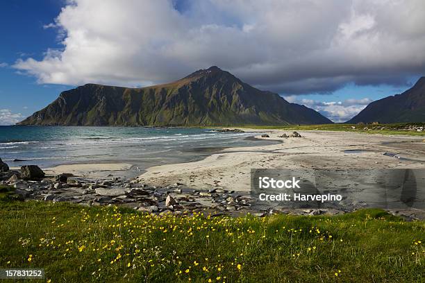 Пляж В Lofoten — стоковые фотографии и другие картинки Без людей - Без людей, Гора, Горизонтальный