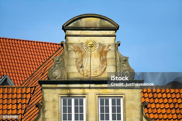 Foto de Empena Com Relógio De Sol e mais fotos de stock de Alemanha - Alemanha, Arquitetura, Bremen