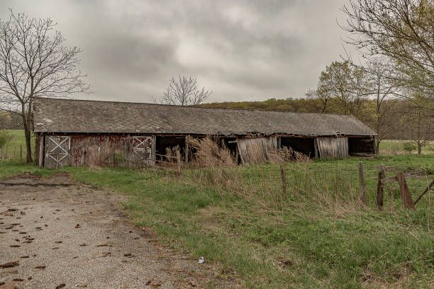istock Abandoned barn along a country road 1578340473