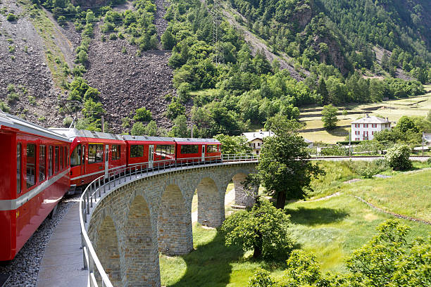 suíça de trem bernina express - bernina express imagens e fotografias de stock