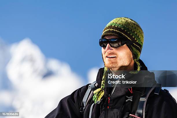 Retrato De Homem Em Altas Sapatos Himalaya Montanhas Nepal - Fotografias de stock e mais imagens de Montanhismo