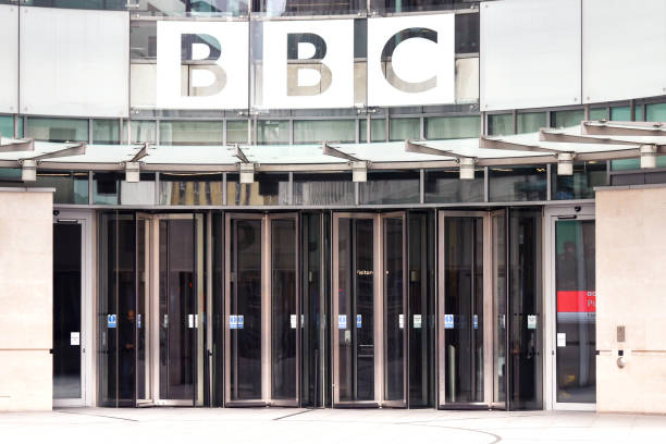 entrada a bbc broadcasting house en el centro de londres - bbc fotografías e imágenes de stock