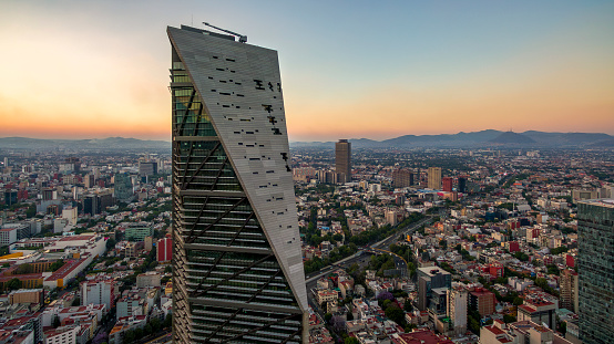 Toma aérea de la Ciudad de México en donde se aprecia la zona urbana y los edificios más altos de la ciudad .