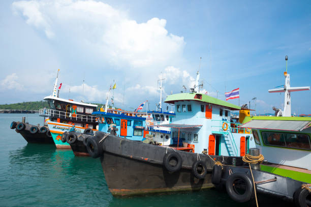 Barcos e balsas de pescadores ancorados na ilha Ko Sichang. - foto de acervo