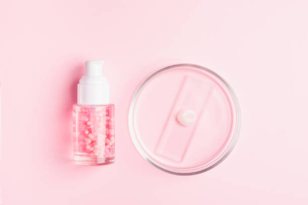 szklana szalka petriego z produktem kosmetycznym i składnikami - facial cleanser moisturizer aloe vera gel nature zdjęcia i obrazy z banku zdjęć