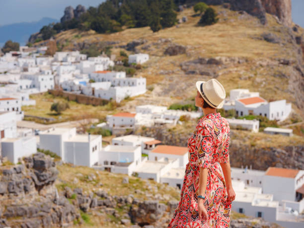 viagem para a grécia, ilhas do mediterrâneo fora da temporada turística - antique clock - fotografias e filmes do acervo