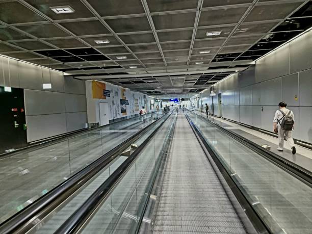 tapis roulant all'aeroporto di francoforte - moving walkway escalator airport walking foto e immagini stock