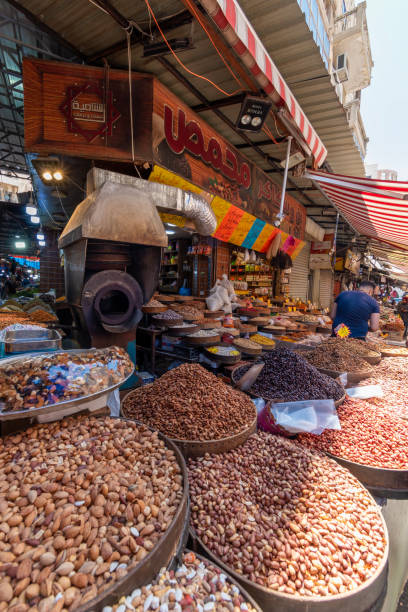 bauernmarkt in amman, jordanien - jordan amman market people stock-fotos und bilder