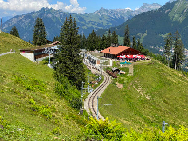 hermoso panorama de montaña visto desde el mirador en los alpes suizos. - muerren fotografías e imágenes de stock