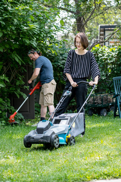 team di giardinaggio familiare: legame attraverso il lavoro in giardino ecologico - electric trimmer foto e immagini stock