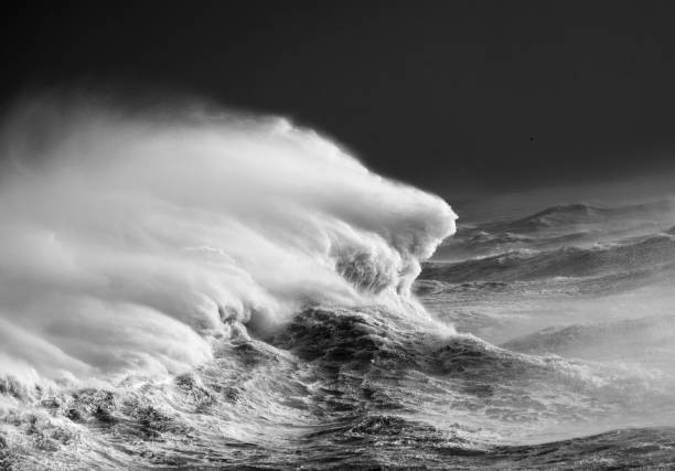 storm franklin giant waves - golfplaat-fotos stockfoto's en -beelden