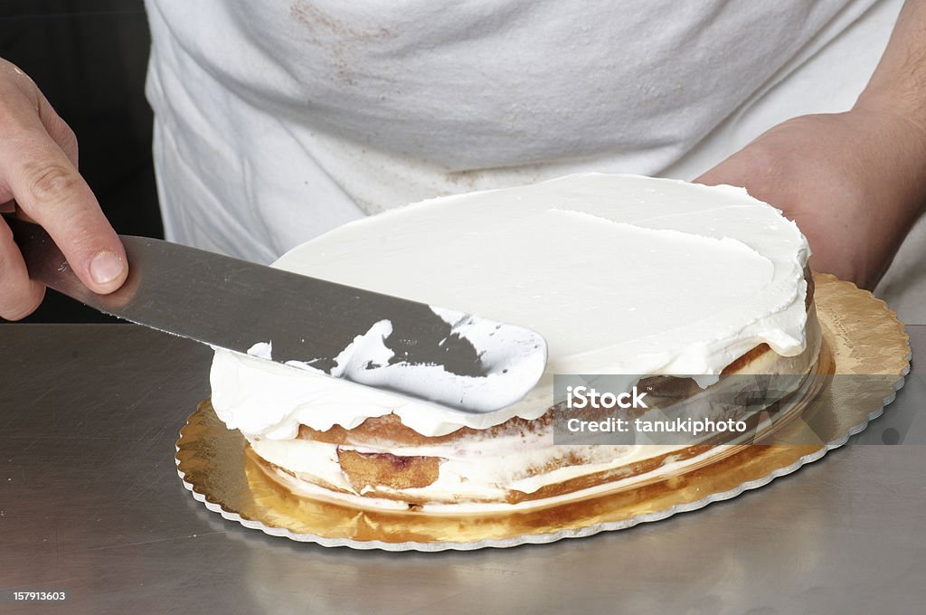 Décorer un gâteau - Photo de Pâtisserie libre de droits