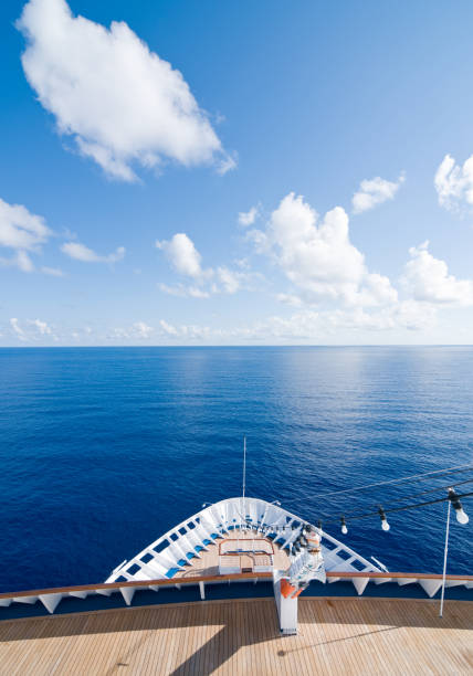 Nave da crociera in mare aperto - foto stock