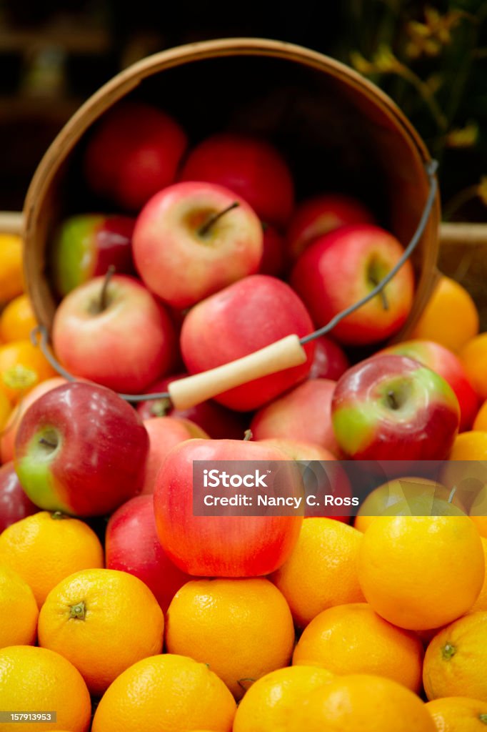 Manzanas Derramando de cesta y fresca comida, frutas, cantidad - Foto de stock de Abundancia libre de derechos