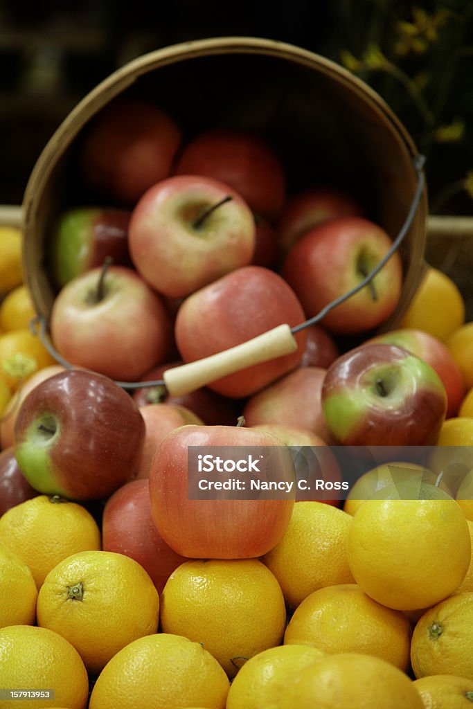 Jabłka Rozlewać się z koszyka, świeże, żywność, owoce, liczebność - Zbiór zdjęć royalty-free (Aranżacja)