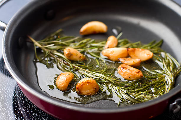 sauteed alho e alecrim em azeite de oliveira - rosemary food herb cooking imagens e fotografias de stock