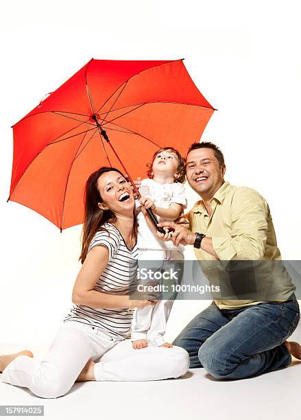 幸せな家族 - ひざまずくのストックフォトや画像を多数ご用意 - ひざまずく, オレンジ色, カメラ目線
