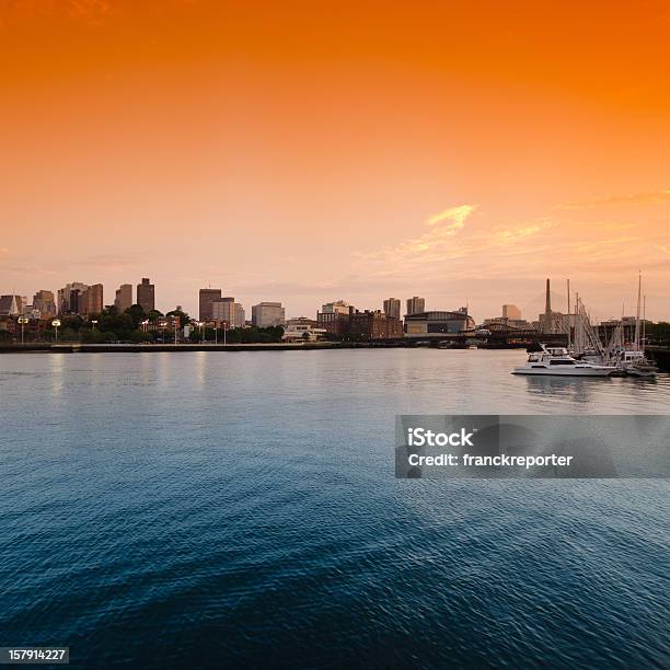 Foto de Horizonte De Boston A Partir Do Suldo Porto e mais fotos de stock de Pôr-do-sol - Pôr-do-sol, Boston - Massachusetts, Silhueta urbana