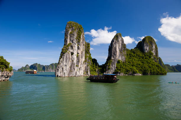 vietnamita junk cruising na baía halong, hanói, vietname - halong bay vietnam bay cruise imagens e fotografias de stock