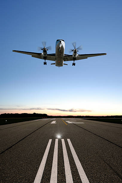 xxxl пропеллер самолет идет на посадку - small airplane air vehicle aerospace industry стоковые фото и изображения