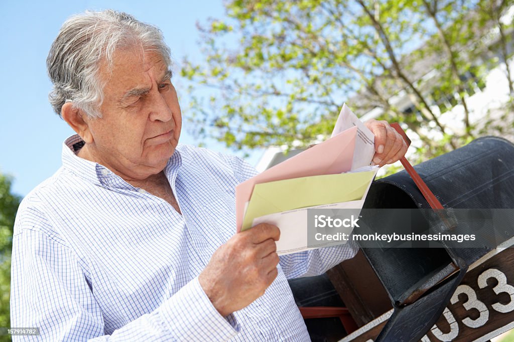 Preocupado sênior homem hispânico verificação de caixa de correio - Foto de stock de Correio - Correspondência royalty-free