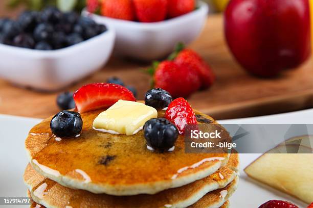 Photo libre de droit de Crêpes Aux Fruits Frais banque d'images et plus d'images libres de droit de Aliment - Aliment, Assiette, Beurre