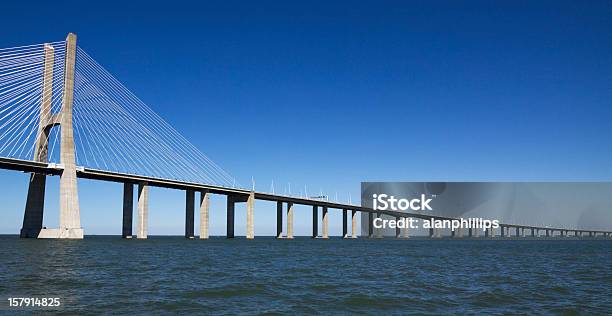 Vasco Da Gama Nowoczesny Most Wantowy - zdjęcia stockowe i więcej obrazów Most - Konstrukcja wzniesiona przez człowieka - Most - Konstrukcja wzniesiona przez człowieka, Ujęcie z dołu, Wysoki - Opis fizyczny