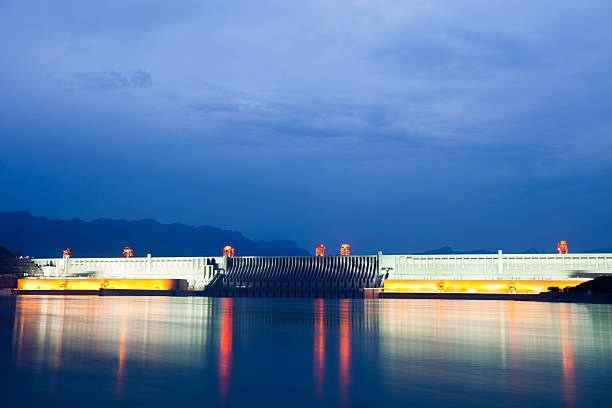 majestic drei-schluchten-talsperre alle licht auf - industry dusk night sustainable resources stock-fotos und bilder