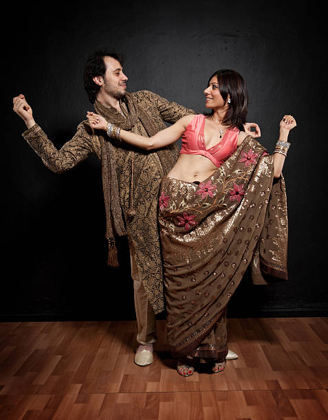 젊은 커플입니다 전통적인 인도어 옷 - kurta 뉴스 사진 이미지
