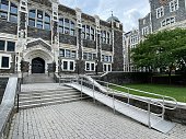 modulare-rollstuhlgerechte-rampe-aus-metall-die-vor-der-wingate-hall-am-city-college-of-new.jpg?b=1&s=170x170&k=20&c=6jfvJn7QS00-4jSvLq_PER3W3Vec9OJABvHApFE2FJs=