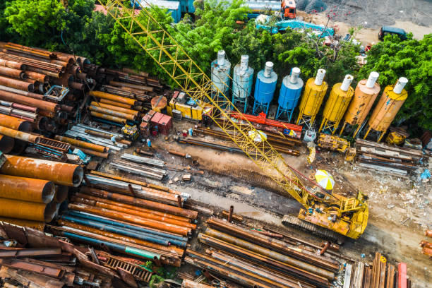 vista drone do pátio de reciclagem metal - recycling center junkyard car scrap metal - fotografias e filmes do acervo