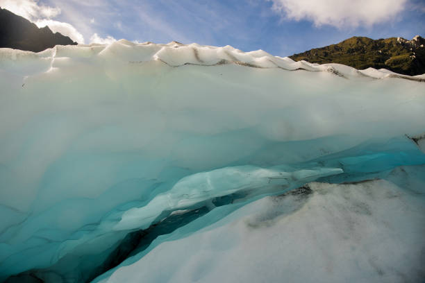 빙하로 날아간 다음 폭스 빙하의 서던 알프스 산봉우리에 있는 빙하 바닥에서 헬리 하이킹을 합니다 - ice new zealand cave adventure 뉴스 사진 이미지