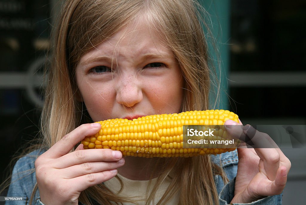 Dziewczynka jedzenie Kukurydza - Zbiór zdjęć royalty-free (Blond włosy)
