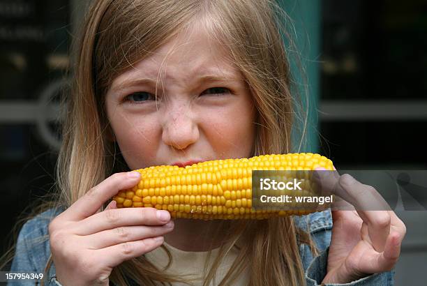 Dziewczynka Jedzenie Kukurydza - zdjęcia stockowe i więcej obrazów Blond włosy - Blond włosy, Dieta makrobiotyczna, Dziecko