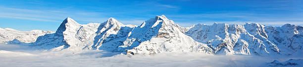 パノラマに広がる眺めをもつアイガー、モンチ&ユングフラウ massif 、スイスアルプス - european alps jungfrau switzerland mountain ストックフォトと画像