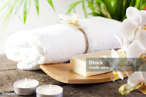 Photo libre de droit de Savon De Spa Avec Orchidées Et Serviette banque d'images et plus d'images libres de droit de Aromathérapie - Aromathérapie, Baignoire, Bambou