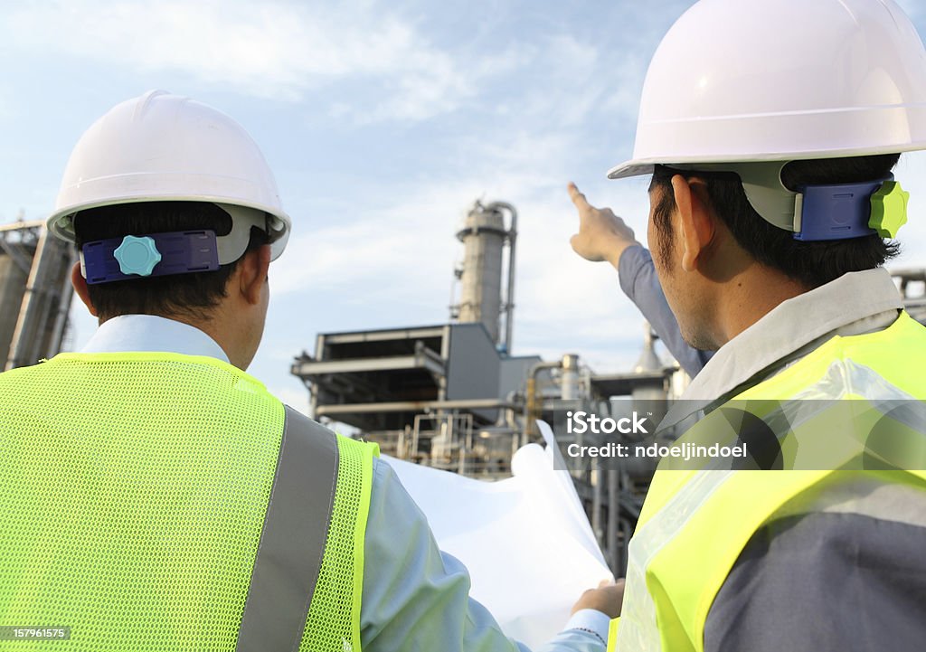 Deux ingénieurs discuter d'un nouveau projet - Photo de Raffinerie de pétrole libre de droits