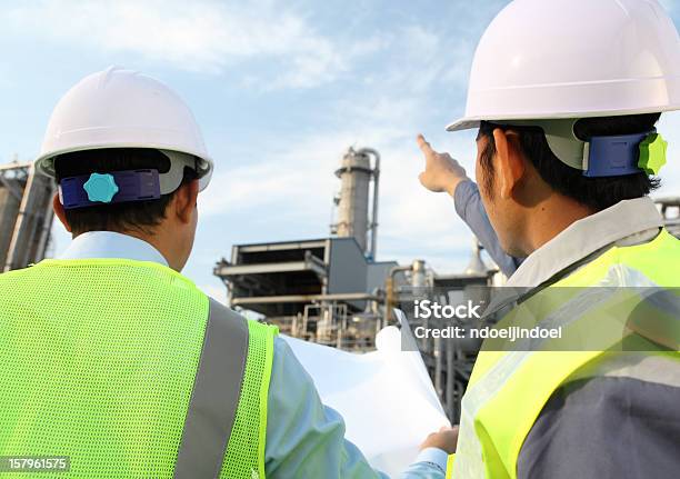 Dwóch Inżynierów Dyskusji O Nowym Projekcie - zdjęcia stockowe i więcej obrazów Rafineria naftowa - Rafineria naftowa, Inżynier, Menadżer