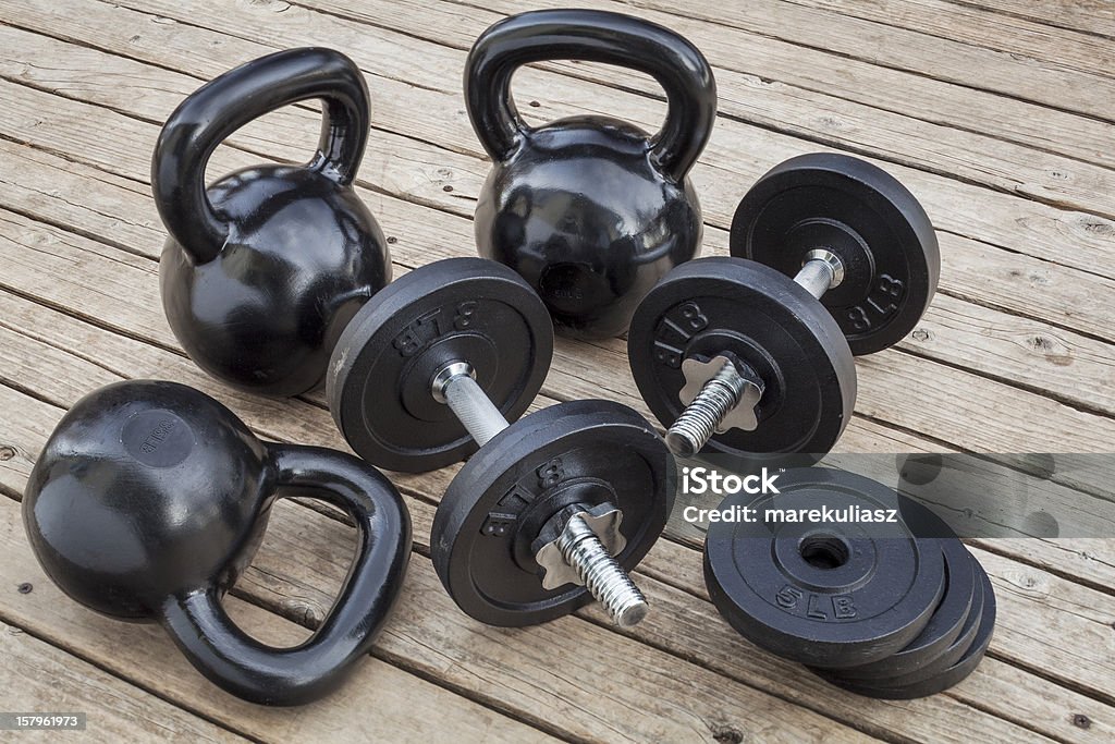 kettlebells e halteres - Foto de stock de Academia de ginástica royalty-free