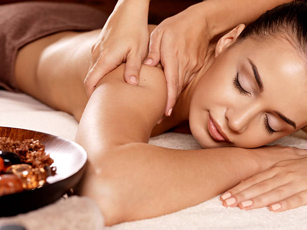 가진 여자 마시지한 in the spa salon - alternative medicine massaging spa treatment back 뉴스 사진 이미지