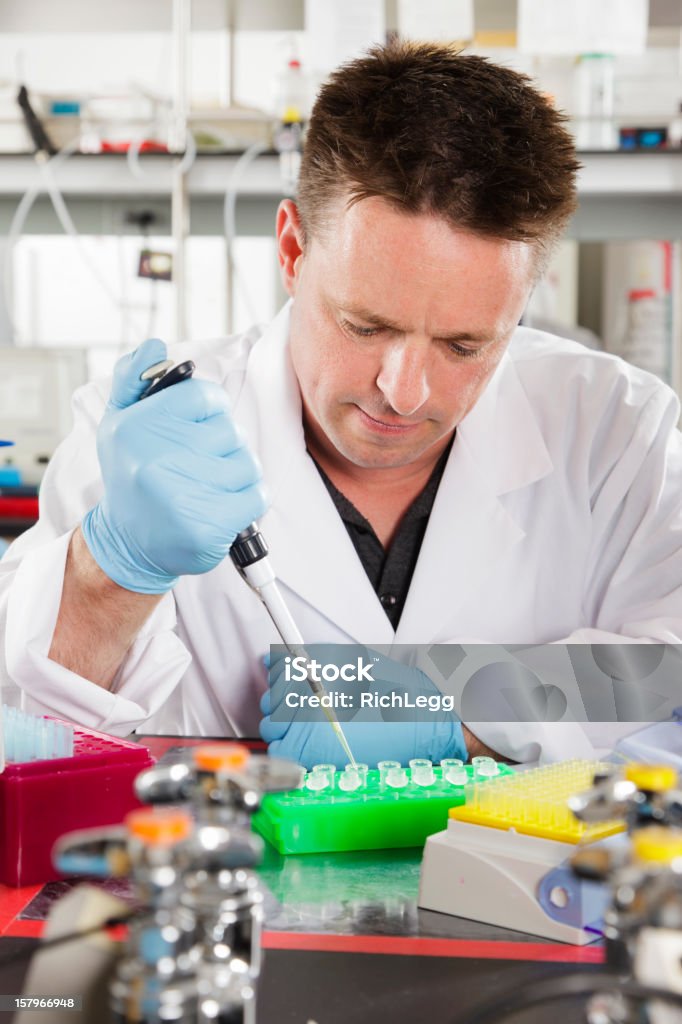 Trabalhador em um laboratório - Foto de stock de 30 Anos royalty-free