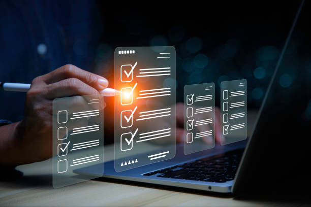 Checklist Online Documentation data Management. Businessman using digital check sheet and checklist mark on document online. productivity checklist and filling survey form online. lista de verificación gestión de datos de documentación en línea. empresario utilizando la hoja de verificación digital y la marca de la lista de verificación en el documento en línea. lista de verificación de productividad y llenado de formulario