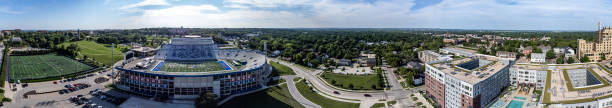 lawrence, kansas - 20.07.2023 - drohnenansicht des david booth kansas memorial stadium. - university of kansas stock-fotos und bilder