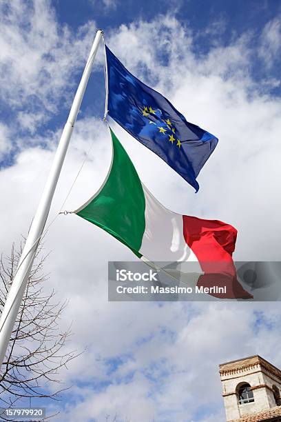 Italiana Y Banderas Europeas Foto de stock y más banco de imágenes de Aire libre - Aire libre, Amarillo - Color, Azul