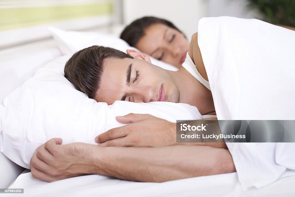 Couple de dormir - Photo de Adulte libre de droits