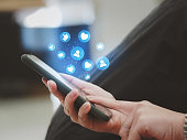social-media-anwendung-likes-und-herzen-und-kommentare.jpg?b=1&s=170x170&k=20&c=lC6bAtU6EzULdAlzze8XT8yqgRQTDBCsZi_PH1YpZyU=