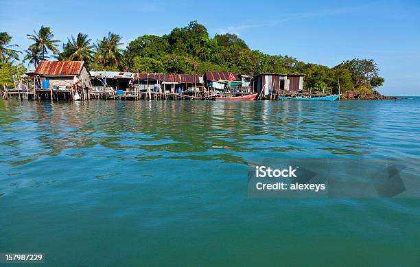 Thai Aldeia De Pescador - Fotografias de stock e mais imagens de Aldeia - Aldeia, Ao Ar Livre, Azul