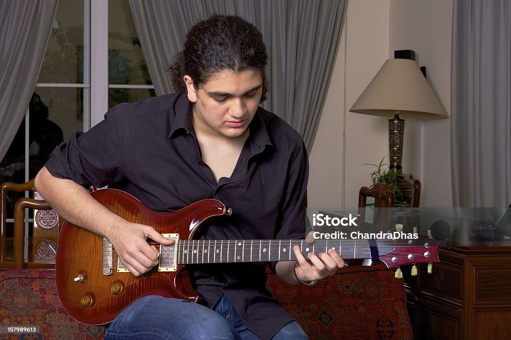 Adolescente Chitarrista gioca sulla Chitarra elettrica - Foto stock royalty-free di Accordo