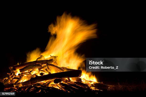 Огонь — стоковые фотографии и другие картинки Бушующее пламя - Бушующее пламя, Гореть, Горизонтальный